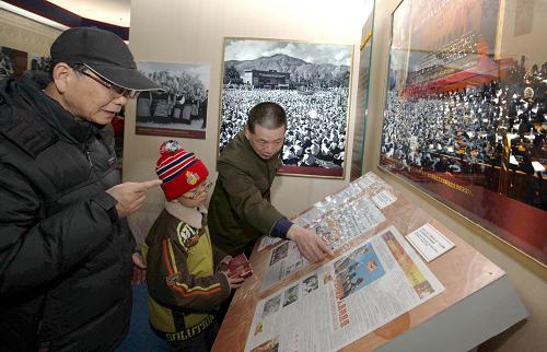 各界群眾踴躍參觀西藏民主改革50年大型展覽 2月28日,參觀者在觀看展覽。 在北京舉辦的西藏民主改革50年大型展覽自2月24日開幕以來,各界群眾參觀踴躍。展覽通過文獻資料、文物檔案、圖片實物、場景復(fù)原、雕塑藝術(shù)和影視展播等多種形式,有力地說明了西藏自古以來是中國不可分割一部分,全面揭露了舊西藏政教合一封建農(nóng)奴制的黑暗和達賴集團1959年武裝叛亂的歷史真相,生動展示了西藏民主改革這一波瀾壯闊的歷史進程和50年來西藏廣泛深刻的歷史巨變。 新華社記者 高學(xué)余攝