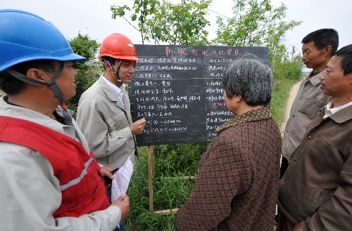 家電下鄉(xiāng)帶動農(nóng)電用量迅速增長 4月17日,肥西供電公司豐樂供電所所長萬正武(左二)在農(nóng)電電網(wǎng)改造施工現(xiàn)場向村民介紹安全用電注意事項。 肥西縣是安徽省首批新農(nóng)村電氣化縣,隨著家電下鄉(xiāng)惠農(nóng)政策的出臺,越來越多的家電產(chǎn)品走進農(nóng)村千家萬戶,拉動了當?shù)剞r(nóng)村用電迅速增長。2009年以來,肥西縣供電部門投入600萬元,加強農(nóng)村中低壓配網(wǎng)規(guī)劃與建設(shè),一季度農(nóng)村供電量達到6840萬千瓦時,比2008年同期增長21.4%。 新華社記者 王雷攝