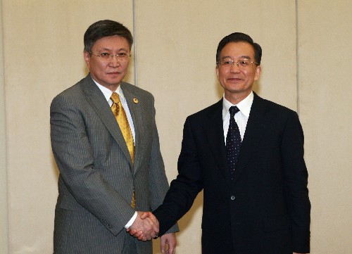 溫家寶會(huì)見蒙古國總理巴亞爾 4月17日,國務(wù)院總理溫家寶在海南三亞會(huì)見前來出席博鰲亞洲論壇2009年年會(huì)的蒙古國總理巴亞爾。 新華社記者 龐興雷 攝