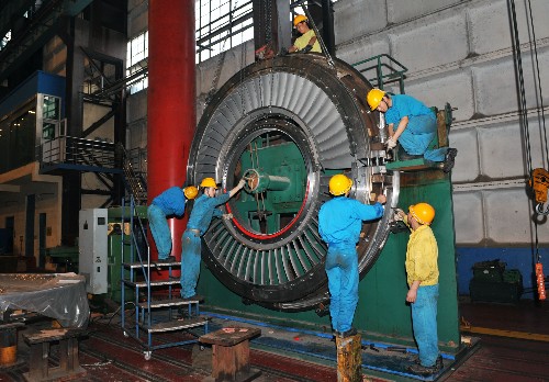 4月17日,東方汽輪機廠的工人們在燃汽輪機的透平葉環(huán)旁工作。 位于四川省德陽市漢旺鎮(zhèn)的東方汽輪機廠,是國家研究、設(shè)計、制造大型電站汽輪機的大型骨干企業(yè),是世界上制造能力最強的汽輪機制造企業(yè)之一。2008年5月12日,突如其來的特大地震,瞬間摧毀了東汽大片廠房和大量設(shè)備,幾百人遇難,上千人受傷。然而,東汽人沒有被地震震垮,他們以特有的堅忍和毅力,從余震不斷的廢墟上躍起。他們掩埋好遇難同伴和親人的遺體,擦干淚水,抗震救災(zāi),恢復(fù)生產(chǎn)。目前,東方汽輪機廠已全面完成了2008年災(zāi)后制定的各項生產(chǎn)經(jīng)營任務(wù),完成產(chǎn)品產(chǎn)量2320萬千瓦、實現(xiàn)工業(yè)總產(chǎn)值108億元、銷售收入89億元,新增訂貨239億元,以輝煌的業(yè)績書寫了中國工人階級“泰山壓頂不彎腰”的偉大篇章。 新華社記者 何俊昌 攝