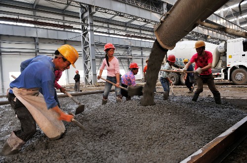 4月17日,在東方汽輪機廠工作的農民工們奮戰(zhàn)在建設新車間工地。新華社記者 何俊昌 攝