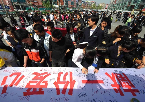 北京發(fā)起“春風(fēng)行動 走進(jìn)汶川”環(huán)保援建活動 4月22日,市民在橫幅上簽名支持。 當(dāng)日是世界地球日,在汶川地震一周年即將到來之際,為了支援災(zāi)區(qū)重建,北京市春風(fēng)辦、中國照明電器協(xié)會等單位聯(lián)合北京十里河燈飾城共同推出“春風(fēng)行動 走進(jìn)汶川”環(huán)保援建活動?;顒訉⒃诮衲?月12日前,向汶川地震災(zāi)區(qū)的困難家庭、中小學(xué)校捐贈上萬盞節(jié)能環(huán)保燈具。 新華社記者羅曉光攝