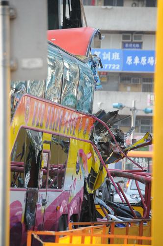 大陸游客在臺(tái)北遭遇意外 已造成5人死傷 游客乘坐的游覽車尾部遭遇重?fù)簦?月24日攝)。 4月24日中午,來自廣東的一個(gè)旅游團(tuán)在臺(tái)北遭遇意外,目前已知有2名游客身亡,另有2人受傷、1人命危。 新華社記者張勇攝