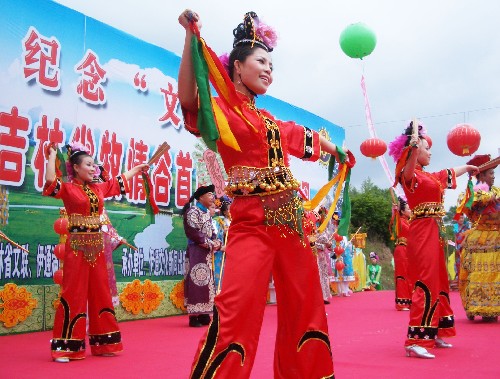 “文化遺產(chǎn)日”精彩紛呈 6月13日,在吉林省牧情谷首屆民俗文化旅游周開幕式上,演員在表演滿族傳統(tǒng)歌舞。 當(dāng)日是我國第四個(gè)“文化遺產(chǎn)日”,各地紛紛舉辦豐富多彩的文化活動(dòng),讓群眾感知文化遺產(chǎn)的魅力,弘揚(yáng)民族文化,并加強(qiáng)人們保護(hù)和傳承文化遺產(chǎn)的意識(shí)。 新華社記者 常亦殊 攝
