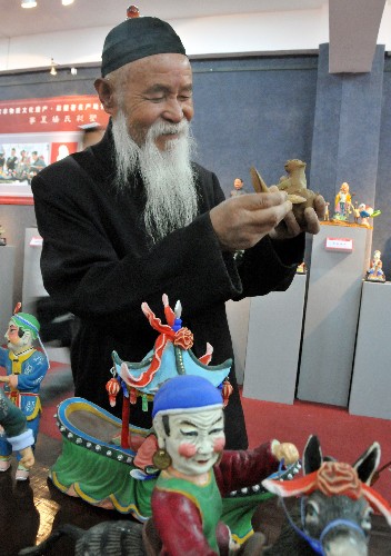 6月13日,銀川文化城邀請全國十大泥塑名家展演“絕技”。這是中國非物質(zhì)文化遺產(chǎn)項(xiàng)目傳承人、中國十大泥塑名家楊棲鶴現(xiàn)場展演“泥塑絕技”。 當(dāng)日是我國第四個(gè)“文化遺產(chǎn)日”,各地紛紛舉辦豐富多彩的文化活動(dòng),讓群眾感知文化遺產(chǎn)的魅力,弘揚(yáng)民族文化,并加強(qiáng)人們保護(hù)和傳承文化遺產(chǎn)的意識(shí)。 新華社記者 武勇 攝