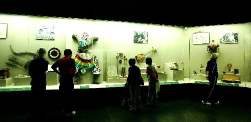 6月13日,在內(nèi)蒙古呼和浩特市,游客在內(nèi)蒙古博物院觀看蒙古族等少數(shù)民族文物。 當(dāng)日是我國第四個(gè)“文化遺產(chǎn)日”,呼和浩特眾多市民游客來到內(nèi)蒙古博物院,欣賞蒙古族等少數(shù)民族物質(zhì)和非物質(zhì)文化遺產(chǎn),增長歷史文化知識(shí)。 新華社發(fā)(鄭煥松攝)