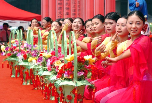 6月13日,浙江遂昌代表隊(duì)在杭州舉行的“文化遺產(chǎn)日”活動(dòng)現(xiàn)場(chǎng)表演《茶燈舞》。 當(dāng)日是我國第四個(gè)“文化遺產(chǎn)日”,浙江·中國非物質(zhì)文化遺產(chǎn)節(jié)在杭州市民廣場(chǎng)開幕,來自浙江、貴州、陜西、安徽、河北等地的文藝工作者齊聚一堂,為市民獻(xiàn)上精彩紛呈的節(jié)目。 新華社發(fā)(施健學(xué) 攝)
