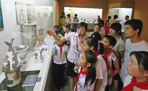 6月13日,觀眾在安徽省博物館“建國60周年安徽重要考古成果展”展廳觀看文物。 當(dāng)日是我國第四個(gè)“文化遺產(chǎn)日”,“建國60周年安徽重要考古成果展”在安徽省博物館免費(fèi)向市民開放,全省文物系統(tǒng)近60家單位參展,展出文物800多件。 新華社發(fā)(虞俊杰 攝)