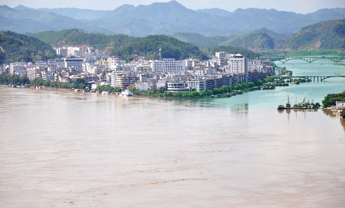 西江洪峰順利通過(guò)入粵第一站 7月7日,西江洪峰順利通過(guò)封開(kāi)境內(nèi)。 封開(kāi)是西江進(jìn)入廣東的第一站。當(dāng)日下午14時(shí),封開(kāi)江口出現(xiàn)20.15米的洪峰水位,而后以每小時(shí)2厘米的速度緩慢回落。至此,封開(kāi)安然度過(guò)今年入汛以來(lái)第一場(chǎng)洪峰。目前,封開(kāi)縣已著手開(kāi)展衛(wèi)生清潔和防疫工作。 新華社發(fā)(韋石明 攝)