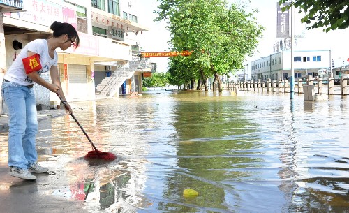 7月7日,封開(kāi)居民在清理洪峰過(guò)后的街道。 封開(kāi)是西江進(jìn)入廣東的第一站。當(dāng)日下午14時(shí),封開(kāi)江口出現(xiàn)20.15米的洪峰水位,而后以每小時(shí)2厘米的速度緩慢回落。至此,封開(kāi)安然度過(guò)今年入汛以來(lái)第一場(chǎng)洪峰。目前,封開(kāi)縣已著手開(kāi)展衛(wèi)生清潔和防疫工作。 新華社發(fā)(韋石明 攝)