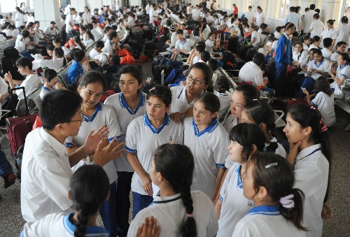 行李中,有涼茶也有馕——在粵就讀新疆班各族學(xué)生暑假啟程返鄉(xiāng) 7月13日,東莞高級(jí)中學(xué)“新疆內(nèi)地高中班”老師周雪峰(左一)臨別前向自己的學(xué)生叮囑暑假學(xué)習(xí)計(jì)劃。 當(dāng)日,按照教育部統(tǒng)一安排,在廣東就讀的2000多名“新疆內(nèi)地高中班”學(xué)生搭乘專列,踏上暑假探親之旅。 新華社記者盧漢欣攝