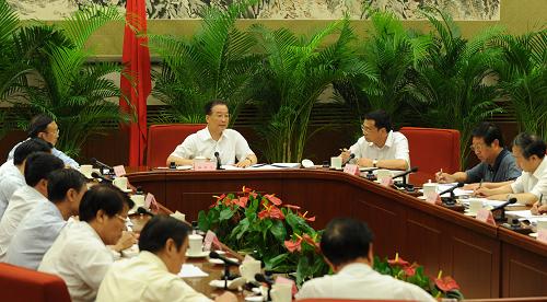 溫家寶主持召開國務院振興東北地區(qū)等老工業(yè)基地領導小組會議 8月17日,國務院總理、國務院振興東北地區(qū)等老工業(yè)基地領導小組組長溫家寶在北京主持召開領導小組會議,討論并原則通過《關于進一步實施東北地區(qū)等老工業(yè)基地振興戰(zhàn)略的若干意見》。 國務院副總理、領導小組副組長李克強出席會議。 新華社記者李學仁攝