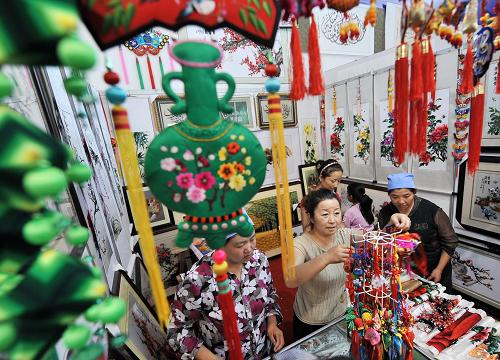 中國(寧夏)第二屆回商大會清真食品穆斯林用品展開幕 8月17日,參展商在整理回族刺繡裝飾品。 當日,中國(寧夏)第二屆回商大會清真食品穆斯林用品展在寧夏回族自治區(qū)吳忠市開幕?;顒游?9家國內(nèi)外企業(yè)參加,為清真食品、穆斯林用品企業(yè)搭建起交流平臺。 目前,吳忠市清真食品、穆斯林用品企業(yè)達14萬家,2008年實現(xiàn)產(chǎn)值75億元,同比增長13.6%,產(chǎn)品遠銷東南亞、中東、香港等地。 新華社記者王鵬 攝