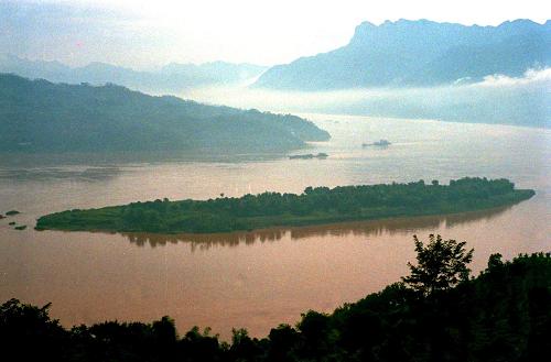 千秋三峽 世紀(jì)偉業(yè)——三峽工程見證新中國60年發(fā)展足跡 這是中堡島的原始地貌(資料照片)。三峽工程于1994年12月14日正式開工,工程采用分期導(dǎo)流方式,分三期進(jìn)行施工,以中堡島為分界點(diǎn)向兩側(cè)延伸,分別修建左岸和右岸大壩。 “截?cái)辔咨皆朴?,高峽出平湖”,隨著設(shè)計(jì)建設(shè)任務(wù)的如期完成,歷經(jīng)近17年的建設(shè),舉世矚目的三峽工程將一代偉人的豪邁設(shè)想變?yōu)楝F(xiàn)實(shí)。承載著共和國水利輝煌夢想的三峽工程,鑄就了惠及千秋的民生水利。 三峽工程凝聚了幾代中央領(lǐng)導(dǎo)集體和全國人民的智慧與力量。1978年至1988年,三峽工程基本完成了建設(shè)的決策準(zhǔn)備;1988年至1998年,三峽工程正式開工并實(shí)現(xiàn)大江截流;1998年至2008年,三峽樞紐主體工程、輸變電工程和移民工作基本完成,三峽水庫實(shí)現(xiàn)了175米蓄水的最終目標(biāo)條件,使夢想變?yōu)楝F(xiàn)實(shí)。 新華社發(fā)