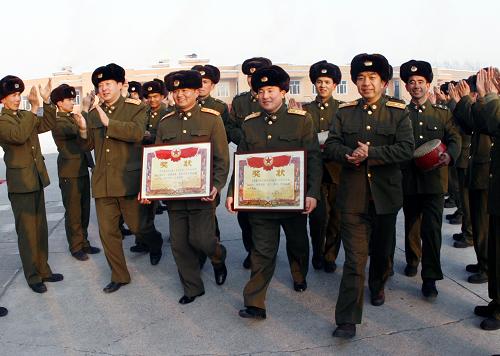 十三個(gè)民族像“親兄弟”——記新疆軍區(qū)某步兵團(tuán)“民族團(tuán)結(jié)好六連” 民族六連取得新榮譽(yù)(2008年1月22日攝)。 新疆軍區(qū)某步兵團(tuán)六連是一支由維吾爾族、哈薩克族、柯?tīng)柨俗巫?、回族、蒙古族?3個(gè)少數(shù)民族官兵組成的連隊(duì)。 盡管存在著風(fēng)俗習(xí)慣和語(yǔ)言文化的差異,可六連的官兵生活融洽、感情和睦,像一個(gè)大家庭里的“親兄弟”。 新華社發(fā)(王寧 攝)