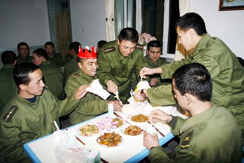 從新疆克孜勒蘇柯?tīng)柨俗巫灾沃萑胛榈木S吾爾族戰(zhàn)士阿地力·艾則孜在軍營(yíng)過(guò)生日(前左二,2008年1月14日攝)。他說(shuō):“民族六連就是我的家。”。 新疆軍區(qū)某步兵團(tuán)六連是一支由維吾爾族、哈薩克族、柯?tīng)柨俗巫?、回族、蒙古族?3個(gè)少數(shù)民族官兵組成的連隊(duì)。 盡管存在著風(fēng)俗習(xí)慣和語(yǔ)言文化的差異,可六連的官兵生活融洽、感情和睦,像一個(gè)大家庭里的“親兄弟”。 新華社發(fā)(王寧 攝)