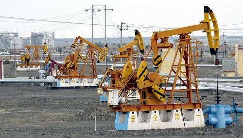 克拉瑪依油田的采油機(jī)群(7月28日攝)。這里,曾是一片戈壁荒漠;這里,水曾比石油珍貴;這里,一直涌動(dòng)著資源開發(fā)利用的熱潮……自1955年以新中國第一個(gè)大油田的身份被發(fā)現(xiàn)以來,克拉瑪依這個(gè)神奇的地方,就再也沒有離開過世人關(guān)注的目光。 1955年7月6日,克拉瑪依一號(hào)井開鉆,10月29日完鉆,噴出工業(yè)油流,宣告了共和國第一個(gè)大油田的誕生??死斠赖氖捅贿\(yùn)往新疆各地、輸送到全國。“中國貧油論”破產(chǎn)了! 1958年,克拉瑪依市被批準(zhǔn)設(shè)立,一個(gè)新油城在戈壁荒原上建了起來。50余年來,克拉瑪依石油人在戈壁沙漠中艱苦創(chuàng)業(yè),相繼開發(fā)建設(shè)了27個(gè)油氣田,累計(jì)生產(chǎn)原油2.53億噸、天然氣347億立方米。特別是從1981年油田原油產(chǎn)量達(dá)到384萬噸后,克拉瑪依原油產(chǎn)量連續(xù)27年穩(wěn)步增長??死斠酪殉蔀槲覈鞑孔畲蟮氖褪a(chǎn)加工基地。隨著準(zhǔn)噶爾盆地系列大氣田相繼發(fā)現(xiàn),克拉瑪依正逐步從大油田向大油氣田轉(zhuǎn)變。預(yù)計(jì)到2010年,克拉瑪依將實(shí)現(xiàn)年產(chǎn)油氣2000萬噸,其中天然氣年產(chǎn)50億立方米以上,一個(gè)現(xiàn)代化大油氣田的格局將基本形成。 為了實(shí)現(xiàn)可持續(xù)發(fā)展,這座因資源開發(fā)而