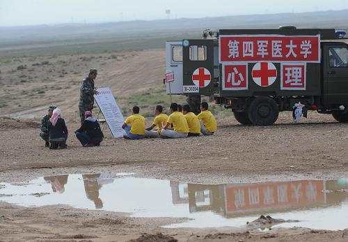 “衛(wèi)勤使命―2009”演習(xí)實(shí)兵演練舉行 8月19日,解放軍第四軍醫(yī)大學(xué)心理救援隊(duì)在培訓(xùn)“心理援助志愿者”。 當(dāng)日,“衛(wèi)勤使命―2009”演習(xí)實(shí)兵演練在寧夏某地舉行。 代號(hào)為“衛(wèi)勤使命―2009”演習(xí)是以提高軍地聯(lián)合遂行非戰(zhàn)爭(zhēng)軍事行動(dòng)衛(wèi)勤保障能力為核心,以某地發(fā)生強(qiáng)烈地震及其次生災(zāi)害為背景,以現(xiàn)代信息技術(shù)為支撐,綜合運(yùn)用多種演習(xí)方法,實(shí)施軍地聯(lián)合救援的我國(guó)首次大規(guī)模軍地聯(lián)合醫(yī)學(xué)救援演習(xí)。 新華社記者韓傳號(hào)攝