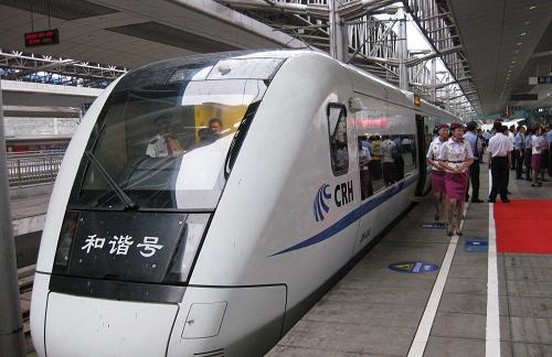9月26日,重慶火車(chē)北站,乘務(wù)人員在作發(fā)車(chē)前的準(zhǔn)備。 當(dāng)日,重慶和成都之間的首列“和諧號(hào)”動(dòng)車(chē)組列車(chē)從重慶火車(chē)北站開(kāi)出,順利到達(dá)成都,這標(biāo)志著西南鐵路正式邁入了高速時(shí)代。“和諧號(hào)”動(dòng)車(chē)組將每天有7對(duì)列車(chē)在成渝鐵路上運(yùn)行,預(yù)計(jì)每日總運(yùn)輸能力將達(dá)1.1萬(wàn)人。 新華社記者 郭立 攝