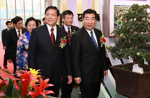 第七屆中國(guó)花卉博覽會(huì)開(kāi)幕 回良玉 劉淇出席開(kāi)幕式 9月26日,第七屆中國(guó)花卉博覽會(huì)在北京市順義區(qū)和山東省濰坊市隆重開(kāi)幕。中共中央政治局委員、國(guó)務(wù)院副總理、全國(guó)綠化委員會(huì)主任回良玉,中共中央政治局委員、北京市委書(shū)記劉淇在北京出席開(kāi)幕式,并共同為第七屆中國(guó)花卉博覽會(huì)揭幕。 這是回良玉和劉淇參觀博覽會(huì)。 新華社記者 龐興雷 攝