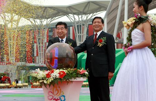 9月26日,第七屆中國(guó)花卉博覽會(huì)在北京市順義區(qū)和山東省濰坊市隆重開(kāi)幕。中共中央政治局委員、國(guó)務(wù)院副總理、全國(guó)綠化委員會(huì)主任回良玉,中共中央政治局委員、北京市委書(shū)記劉淇在北京出席開(kāi)幕式,并共同為第七屆中國(guó)花卉博覽會(huì)揭幕。 新華社記者 龐興雷 攝