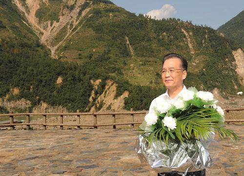 溫家寶總理十分關(guān)注災(zāi)后重建進(jìn)展情況。在國(guó)慶節(jié)和中秋佳節(jié)即將來(lái)臨之際,他第8次踏上了一直牽掛的這塊土地。在9月24日至26日的三天時(shí)間里,他奔波穿行于地震重災(zāi)區(qū)的城鄉(xiāng)間,為節(jié)省時(shí)間,吃飯盡量安排在火車上;連續(xù)兩個(gè)晚上主持召開(kāi)會(huì)議,就災(zāi)后恢復(fù)重建的一系列重大問(wèn)題進(jìn)行研究部署。 這是9月24日,溫家寶在青川縣紅光鄉(xiāng)東河口村地震遺址祭奠臺(tái)獻(xiàn)花。新華社記者 黃敬文 攝