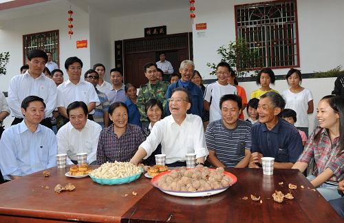 這是9月24日,溫家寶在青川縣涼水鎮(zhèn)涼華村災(zāi)后村民新居院內(nèi)向村民了解安居房建設(shè)情況。 新華社記者黃敬文攝
