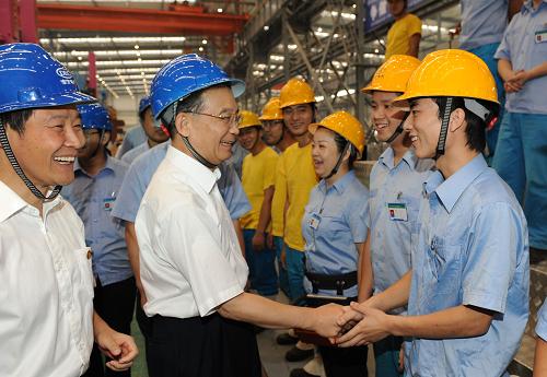 這是9月25日,溫家寶在東方汽輪機(jī)有限公司新生產(chǎn)基地看望一線工人。 新華社記者黃敬文攝