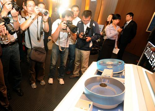10月20日,在“臺(tái)北市前進(jìn)2010年上海世博會(huì)——臺(tái)北館啟動(dòng)說明會(huì)”上,媒體記者在拍攝臺(tái)北館模型。 當(dāng)日,“臺(tái)北市前進(jìn)2010年上海世博會(huì)——臺(tái)北館啟動(dòng)說明會(huì)”在臺(tái)北舉行。2010年上海世博會(huì)臺(tái)北館建設(shè)以環(huán)保、節(jié)能及綠色工程為目標(biāo),以“無線寬帶”與“資源回收”為主題,向世界展示臺(tái)北的風(fēng)貌與發(fā)展進(jìn)步。 新華社發(fā)(吳景騰 攝)