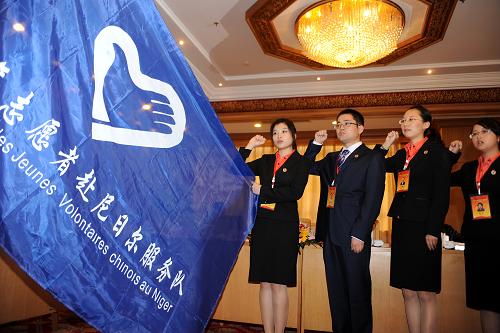 中國青年志愿者赴尼日爾服務(wù)隊出征 10月22日,青年志愿者在出征前進(jìn)行宣誓。 當(dāng)日,中國青年志愿者赴尼日爾服務(wù)隊出征儀式在南京舉行,由14名江蘇青年志愿者組成的服務(wù)隊將赴尼日爾開展為期一年的漢語教學(xué)、農(nóng)業(yè)技術(shù)應(yīng)用、醫(yī)療衛(wèi)生和計算機(jī)應(yīng)用志愿服務(wù)。2007年起,江蘇省開始實(shí)施援外志愿服務(wù)項目,至今已向南美洲的圭亞那成功派遣了兩批志愿服務(wù)隊。 新華社記者韓瑜慶攝