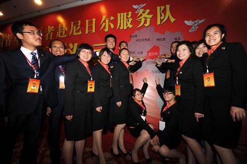 10月22日,青年志愿者赴尼日爾服務(wù)隊全體成員在出征前合影。 當(dāng)日,中國青年志愿者赴尼日爾服務(wù)隊出征儀式在南京舉行,由14名江蘇青年志愿者組成的服務(wù)隊將赴尼日爾開展為期一年的漢語教學(xué)、農(nóng)業(yè)技術(shù)應(yīng)用、醫(yī)療衛(wèi)生和計算機(jī)應(yīng)用志愿服務(wù)。2007年起,江蘇省開始實(shí)施援外志愿服務(wù)項目,至今已向南美洲的圭亞那成功派遣了兩批志愿服務(wù)隊。 新華社記者韓瑜慶攝