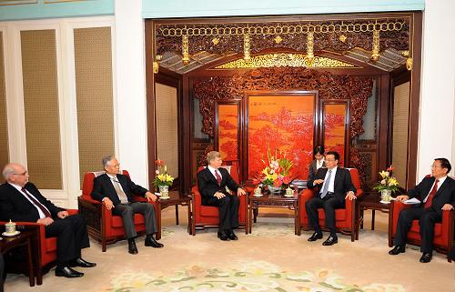 李克強會見全球核能合作伙伴部長級會議代表 10月22日,國務院副總理李克強在北京中南海紫光閣會見來華出席全球核能合作伙伴執(zhí)行委員會第三次部長級會議的部分代表團團長。 新華社記者 劉建生 攝