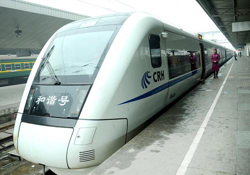 1月2日,成都火車北站,“和諧號(hào)”列車整裝待發(fā)。 成渝鐵路是新中國(guó)成立后建設(shè)的第一條鐵路,1953年通車運(yùn)營(yíng)時(shí)需要運(yùn)行近14小時(shí),現(xiàn)在只需2小時(shí),成渝鐵路留下了一個(gè)個(gè)發(fā)展的腳印: 2006年5月,設(shè)計(jì)時(shí)速160公里的遂渝鐵路建成并開通客運(yùn),使成渝之間的鐵路運(yùn)行距離由500多公里縮短為300多公里,城際列車正式投運(yùn),運(yùn)行時(shí)間由10多個(gè)小時(shí)縮短至不到5小時(shí); 2009年7月,成都鐵路局通過(guò)進(jìn)一步優(yōu)化列車運(yùn)行圖,將成渝之間的列車運(yùn)行時(shí)間縮短到近3個(gè)小時(shí); 9月,作為“滬-漢-渝-蓉快速客運(yùn)通道”一部分的成遂鐵路建成通車,成渝之間貫通了一條設(shè)計(jì)時(shí)速160公里到200公里的高速鐵路,為開行“和諧號(hào)”動(dòng)車組奠定了基礎(chǔ); 9月26日,經(jīng)過(guò)數(shù)十次試跑實(shí)驗(yàn),成渝之間的“和諧號(hào)”動(dòng)車組在眾人的期盼下投運(yùn),將兩地間的旅行時(shí)間壓縮到2小時(shí)以內(nèi),這也是我國(guó)首次在丘陵山區(qū)大密度開行“和諧號(hào)”動(dòng)車組。 據(jù)成都鐵路局負(fù)責(zé)人介紹,設(shè)計(jì)時(shí)速200公里的遂渝二線已經(jīng)動(dòng)工修建,等級(jí)更高的成渝客運(yùn)專線、渝萬(wàn)客運(yùn)專線也將施工,越來(lái)越多的“和諧號(hào)”