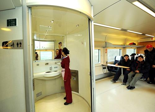 1月2日,由成都開往重慶的D5106次列車的列車員在列車衛(wèi)生間做清潔。新華社記者 周衡義 攝