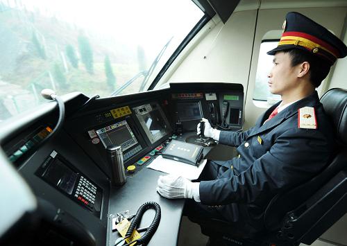 1月2日,D5106次列車的司機(jī)駕駛“和諧號(hào)”動(dòng)車組行駛在成渝鐵路上。新華社記者 周衡義 攝