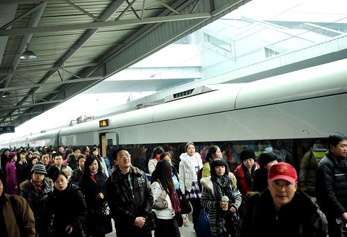 1月2日,旅客乘坐由重慶開出的“和諧號(hào)”列車抵達(dá)成都。 成渝鐵路是新中國(guó)成立后建設(shè)的第一條鐵路,1953年通車運(yùn)營(yíng)時(shí)需要運(yùn)行近14小時(shí),現(xiàn)在只需2小時(shí),成渝鐵路留下了一個(gè)個(gè)發(fā)展的腳?。?2006年5月,設(shè)計(jì)時(shí)速160公里的遂渝鐵路建成并開通客運(yùn),使成渝之間的鐵路運(yùn)行距離由500多公里縮短為300多公里,城際列車正式投運(yùn),運(yùn)行時(shí)間由10多個(gè)小時(shí)縮短至不到5小時(shí); 2009年7月,成都鐵路局通過(guò)進(jìn)一步優(yōu)化列車運(yùn)行圖,將成渝之間的列車運(yùn)行時(shí)間縮短到近3個(gè)小時(shí); 9月,作為“滬-漢-渝-蓉快速客運(yùn)通道”一部分的成遂鐵路建成通車,成渝之間貫通了一條設(shè)計(jì)時(shí)速160公里到200公里的高速鐵路,為開行“和諧號(hào)”動(dòng)車組奠定了基礎(chǔ); 9月26日,經(jīng)過(guò)數(shù)十次試跑實(shí)驗(yàn),成渝之間的“和諧號(hào)”動(dòng)車組在眾人的期盼下投運(yùn),將兩地間的旅行時(shí)間壓縮到2小時(shí)以內(nèi),這也是我國(guó)首次在丘陵山區(qū)大密度開行“和諧號(hào)”動(dòng)車組。 據(jù)成都鐵路局負(fù)責(zé)人介紹,設(shè)計(jì)時(shí)速200公里的遂渝二線已經(jīng)動(dòng)工修建,等級(jí)更高的成渝客運(yùn)專線、渝萬(wàn)客運(yùn)專線也將施工,越來(lái)越多的“和諧號(hào)”動(dòng)車組將往來(lái)成渝。