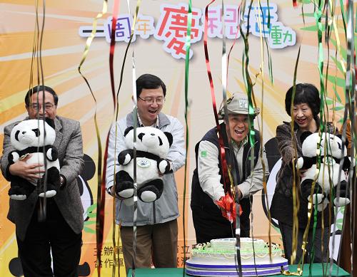 臺灣慶祝“團團”、“圓圓”在臺公開亮相一周年 1月24日,臺北市動物園園長葉杰森(右二)等人在慶祝活動上切開熊貓館造型創(chuàng)意蛋糕。 當日,臺北市動物園舉行活動慶祝大熊貓“團團”、“圓圓”首次在臺灣公開亮相一周年。熊貓館開館一年來,參觀人數(shù)已突破360萬人次。贈臺大熊貓“團團”、“圓圓”2008年12月23日到達臺北動物園,2009年1月24日首次在臺公開亮相,與臺灣民眾見面。 新華社發(fā)(吳景騰 攝)