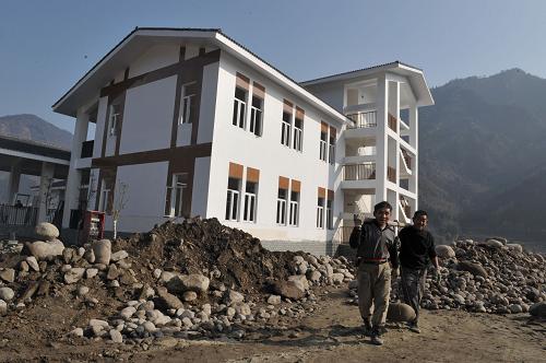 北京援建的紅白鎮(zhèn)文化站主體工程完工 兩名施工人員在紅白鎮(zhèn)文化站建筑工地上搬運(yùn)石頭(1月27日攝)。 由北京援建的四川省什邡市紅白鎮(zhèn)文化站主體工程已基本完工,目前正在進(jìn)行內(nèi)部裝修。據(jù)介紹,什邡市在災(zāi)后文化基礎(chǔ)設(shè)施重建項(xiàng)目中,共計(jì)恢復(fù)重建13個(gè)鎮(zhèn)文化站,加固改造1個(gè)鎮(zhèn)文化站,總投入1087萬元。 新華社記者 魯鵬 攝