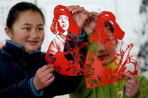 3月4日,淮北市特教學(xué)校的學(xué)生展示自己制作的“雷鋒”主題剪紙作品。 當(dāng)日,安徽省淮北市特教學(xué)校舉行“雷鋒”主題剪紙作品展,迎接即將到來的“學(xué)雷鋒日”。 新華社發(fā)(王文 攝)