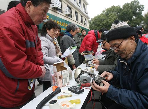 3月4日,學(xué)雷鋒志愿者在為居民修理家電。 當(dāng)日,江蘇省蘇州市彩香一村南社區(qū)開展學(xué)雷鋒志愿者“零距離”服務(wù)活動,50多名志愿者義務(wù)為社區(qū)居民維修家電,宣傳法制常識,以實際行動弘揚雷鋒精神。 新華社發(fā)(杭興微 攝)