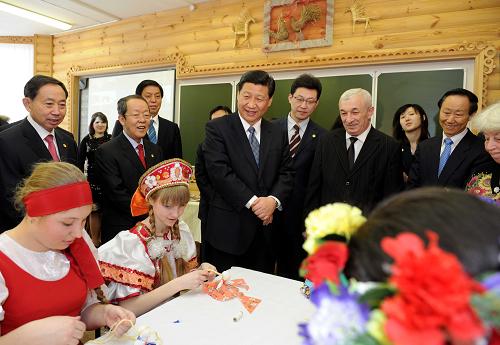 習(xí)近平參觀“海洋”全俄兒童中心 3月21日,中共中央政治局常委、國家副主席習(xí)近平在符拉迪沃斯托克參觀“海洋”全俄兒童中心。這是習(xí)近平在兒童中心觀看學(xué)生手工制作。 新華社記者 饒愛民 攝