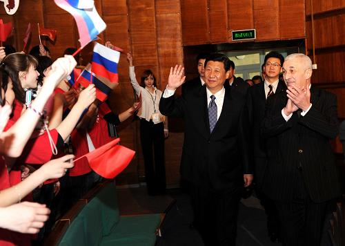 3月21日,中共中央政治局常委、國家副主席習(xí)近平在符拉迪沃斯托克參觀“海洋”全俄兒童中心并觀看學(xué)生表演。 新華社記者 饒愛民 攝