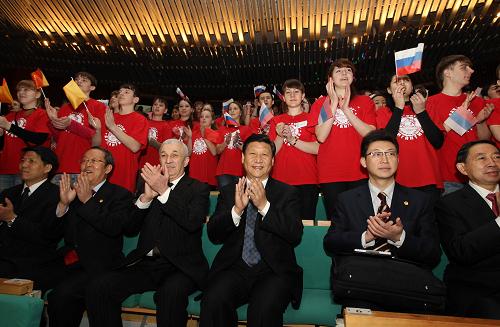3月21日,中共中央政治局常委、國家副主席習(xí)近平在符拉迪沃斯托克參觀“海洋”全俄兒童中心并觀看學(xué)生表演。 新華社記者 蘭紅光 攝