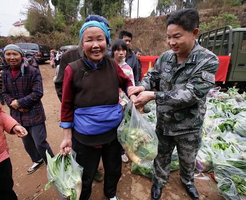 “愛(ài)心蔬菜”送到災(zāi)區(qū)群眾家 3月28日,空軍駐云南某部官兵為災(zāi)區(qū)群眾分發(fā)蔬菜。 當(dāng)天上午,成都軍區(qū)空軍駐滇某指揮所的官兵們?cè)谒退?,又為昆明市呈貢新區(qū)趙家山村的87戶村民送去了自己栽種的2000多公斤新鮮蔬菜,緩解當(dāng)?shù)匾虺掷m(xù)干旱導(dǎo)致的“吃菜難”問(wèn)題,豐富災(zāi)區(qū)群眾餐桌。 新華社發(fā)(劉應(yīng)華 攝)