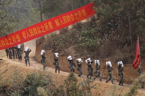 子弟兵及時送來“愛心水” 部隊官兵為楚雄市東瓜鎮(zhèn)涼水井村送水(3月27日攝)。 近日,成都軍區(qū)駐滇某部緊急出動800多名官兵,分6個小組奔赴云南省楚雄彝族自治州旱情最為嚴重的縣市,幫助當?shù)厝罕娍购稻葹?zāi),把一車車“愛心水”送到旱區(qū)群眾家中。 新華社發(fā)(張水旗攝)