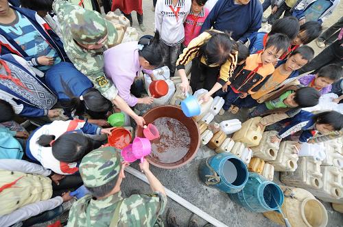 3月29日,消防官兵為天峨縣的學生們送來飲用水。 當日,廣西來賓消防支隊的官兵遠赴河池市天峨縣,為地處邊遠山區(qū)的學校送去飲用水。截至3月25日,廣西河池市天峨縣因長期干旱導致4.51萬人飲水困難,約4000名中小學校寄宿生用水困難。 新華社記者 黃孝邦 攝