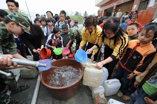 3月29日,消防官兵為天峨縣的學生們送來飲用水。 當日,廣西來賓消防支隊的官兵遠赴河池市天峨縣,為地處邊遠山區(qū)的學校送去飲用水。截至3月25日,廣西河池市天峨縣因長期干旱導致4.51萬人飲水困難,約4000名中小學校寄宿生用水困難。 新華社記者 黃孝邦 攝