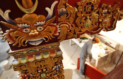 3月29日,一名工人正在西藏館內(nèi)施工。 當(dāng)日,距離上海世博會(huì)開幕還有33天,位于中國(guó)館腳下的31個(gè)省區(qū)市館的布展工作已進(jìn)入沖刺階段,不少展館雛形初現(xiàn),展現(xiàn)了濃郁的民族風(fēng)情和獨(dú)特的地域文化。 新華社記者 裴鑫 攝