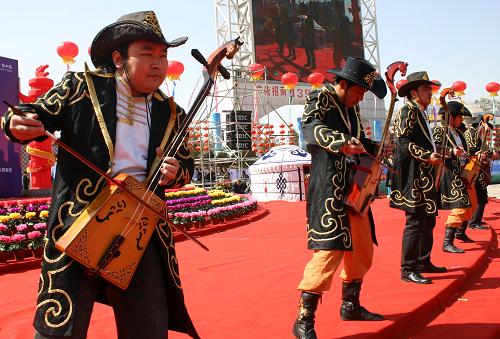 4月3日,活動現(xiàn)場舉辦以“觀世博、游中國” 為主題的現(xiàn)場表演。 當(dāng)日,“全國百城世博旅游宣傳推廣周”內(nèi)蒙古啟動儀式在呼和浩特市新華廣場舉行。4月3日—10日,內(nèi)蒙古自治區(qū)旅游部門在各地城市中心廣場或游人較為集中的地區(qū)開展形式多樣的世博旅游宣傳推廣活動,活動內(nèi)容包括介紹全國百城世博旅游宣傳推廣周意義和當(dāng)?shù)厥啦┬麄魍茝V周活動安排,設(shè)立宣傳展臺,組織旅游企業(yè)開展內(nèi)蒙古人游世博、世博客人游內(nèi)蒙古等旅游宣傳和咨詢活動。 新華社記者 李云平 攝