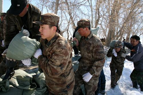 4月2日,在新疆哈巴河縣薩爾塔木鄉(xiāng)克孜勒哈克村,駐軍邊防某部官兵幫助農(nóng)牧民扛沙袋、壘河堤。 去冬今春的特大暴雪使新疆阿勒泰地區(qū)受災(zāi)嚴(yán)重,而即將來(lái)臨的次生災(zāi)害——融雪性洪水又再一次威脅當(dāng)?shù)厝罕姷陌踩?。為此,?dāng)?shù)孛裾块T和駐軍官兵迅速行動(dòng)起來(lái),幫助生活在低洼地帶的農(nóng)牧民轉(zhuǎn)移生產(chǎn)生活物資、夯壘抗洪設(shè)施,并向各鄉(xiāng)鎮(zhèn)派發(fā)救災(zāi)帳篷等物品,最大限度降低冰雪融水帶來(lái)的災(zāi)害。 新華社發(fā)(朱德華 攝)